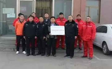 交警大隊深入?；\輸公司進行春運安全檢查
